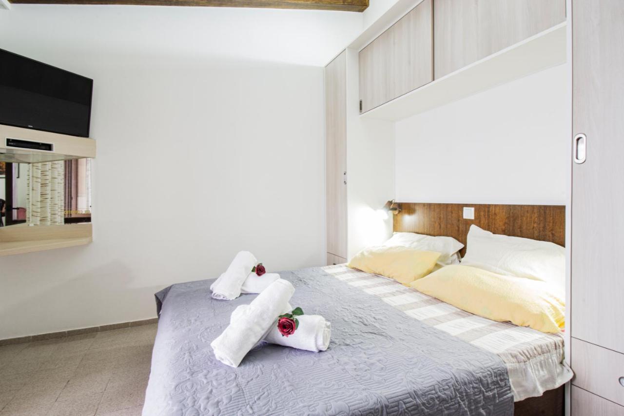 Galapagus Privat Beach & Boat Dock Apartamento Metajna Exterior foto