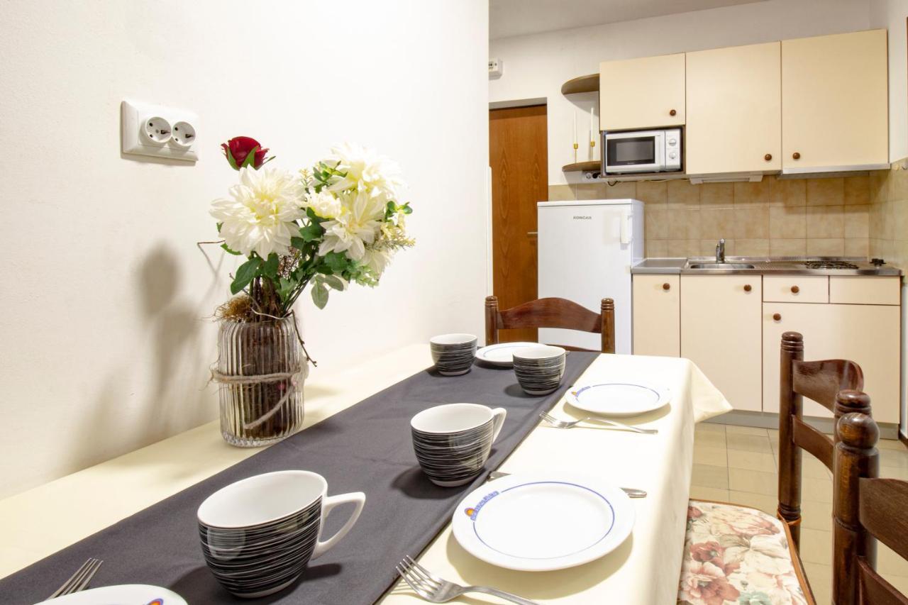 Galapagus Privat Beach & Boat Dock Apartamento Metajna Exterior foto