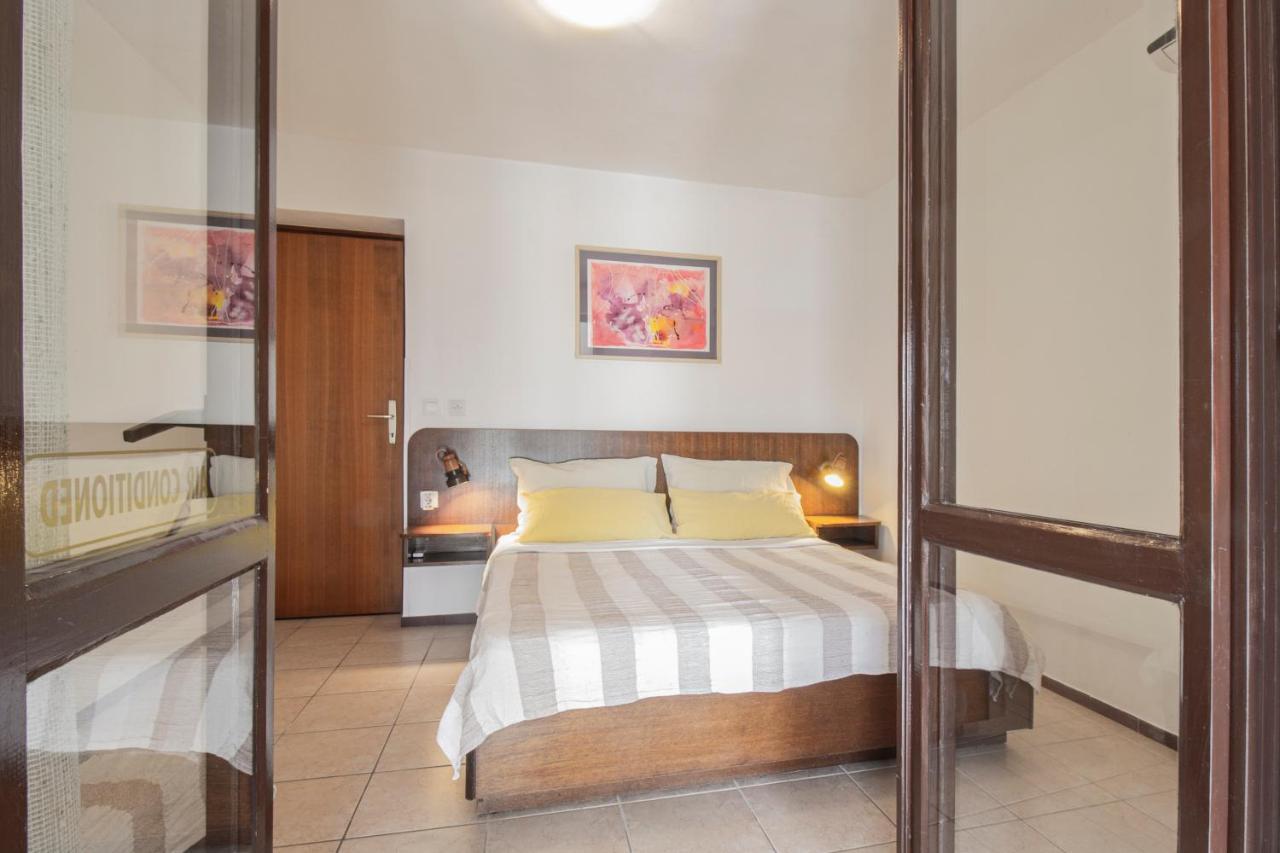 Galapagus Privat Beach & Boat Dock Apartamento Metajna Exterior foto